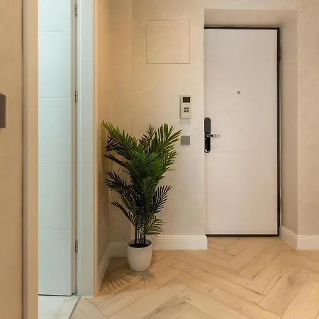 Wonderful 1br By Dambovita River: Old Town Bliss דירה